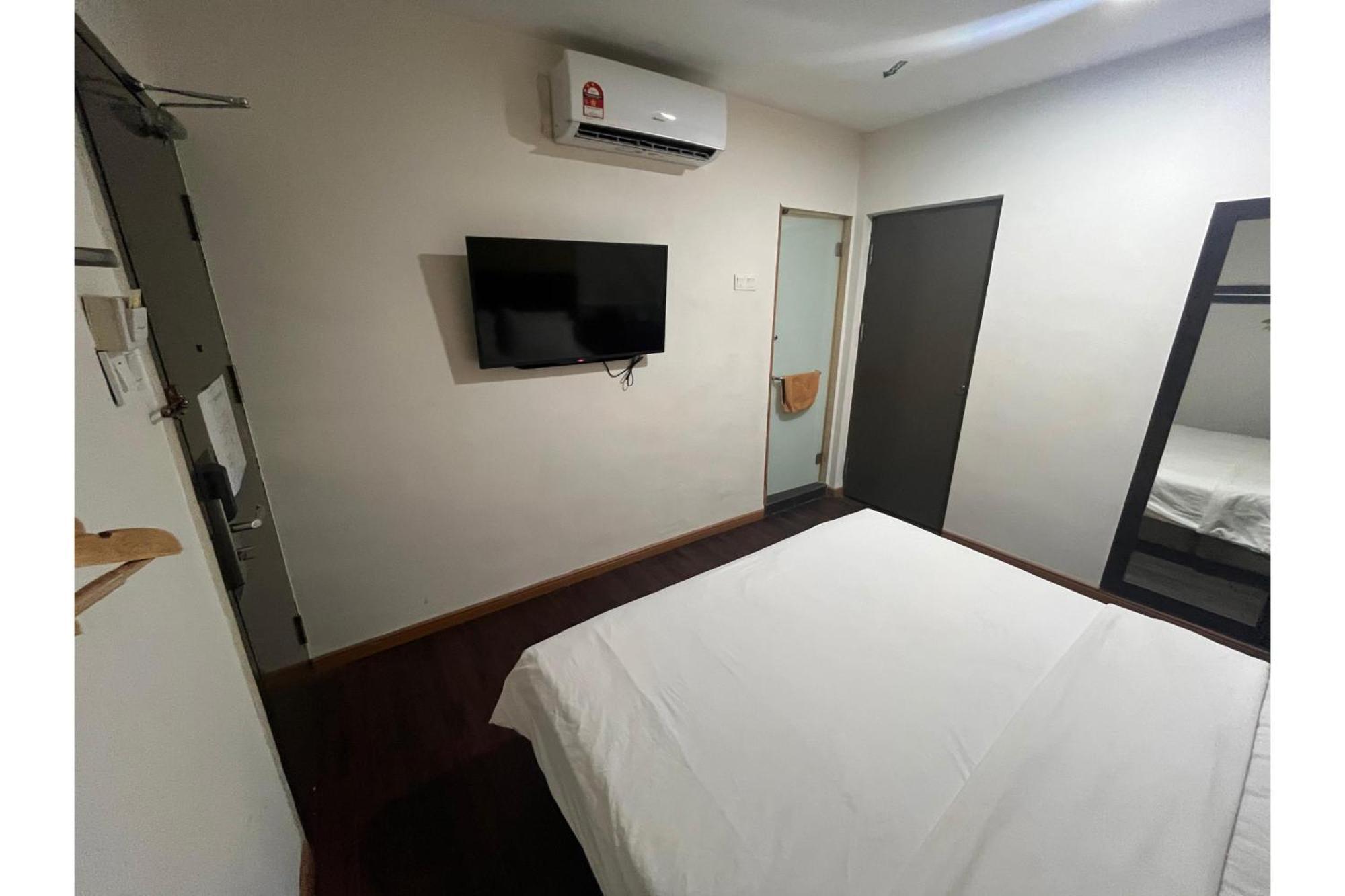 Capital O 91074 Grand World Hotel Johor Bahru Exterior photo